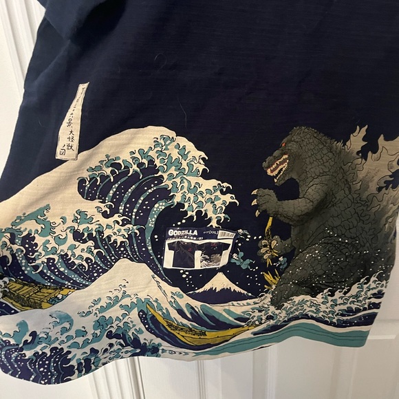 Men’s Gorilla Hokusai Wave T-Shirt. NWT and from Tokyo. - Picture 3 of 6